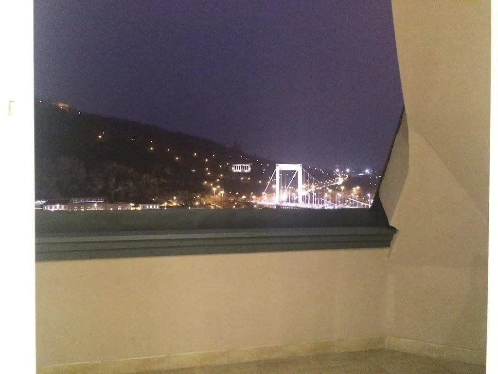 Riverside Flat With King Castle View Budapest 0*,