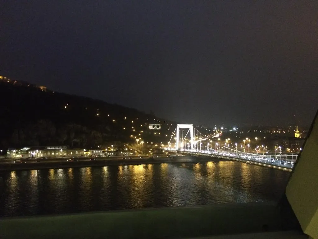 Riverside Flat With King Castle View Budapest